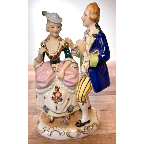 Vintage Occupied Japan Porcelain Figurine Of Colonial Couple In Detailed Attire - Picture 1 of 5